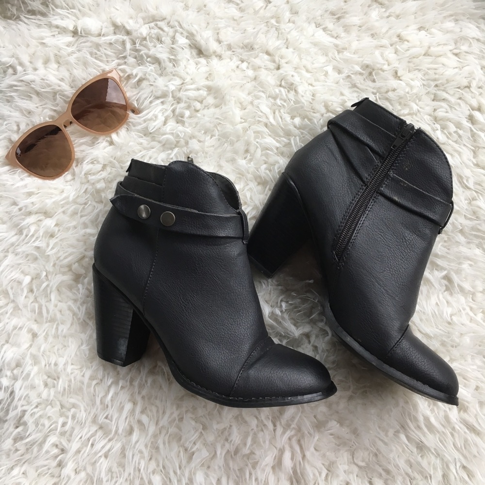 Black bootie/ heeled shoes
